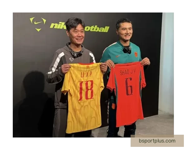 国足全新战袍震撼亮相邵佳一亲临现场助阵 国足全新战袍震撼亮相邵佳一亲临现场助阵
